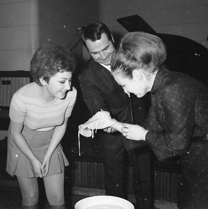 Andrzejki w kawiarni "Nowy Świat". Warszawa, 1966 r. Fot. Grażyna Rutowska / NAC