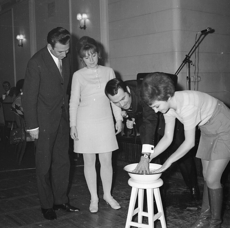 Andrzejki w kawiarni "Nowy Świat". Warszawa, 1966 r.