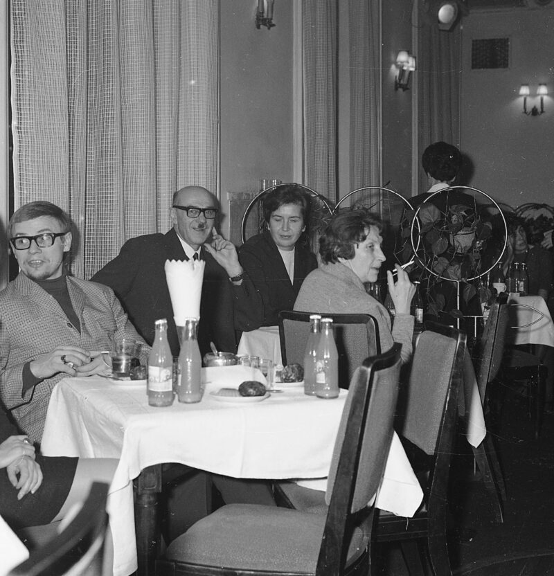 Andrzejki w kawiarni "Nowy Świat". Warszawa, 1966 r. Fot. Grażyna Rutowska / NAC
