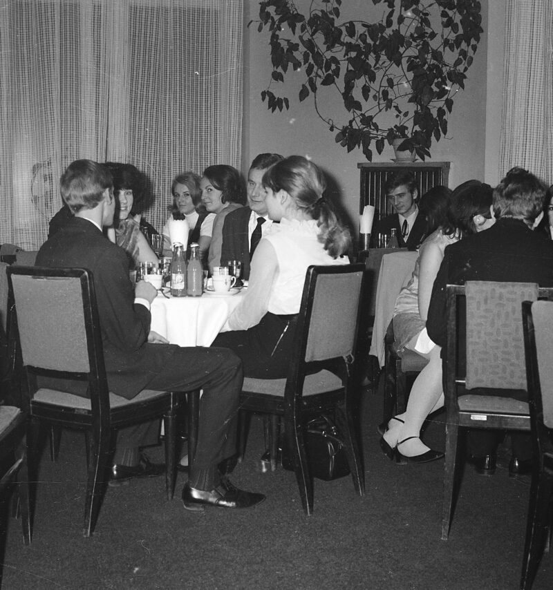 Andrzejki w kawiarni "Nowy Świat". Warszawa, 1966 r. Fot. Grażyna Rutowska / NAC