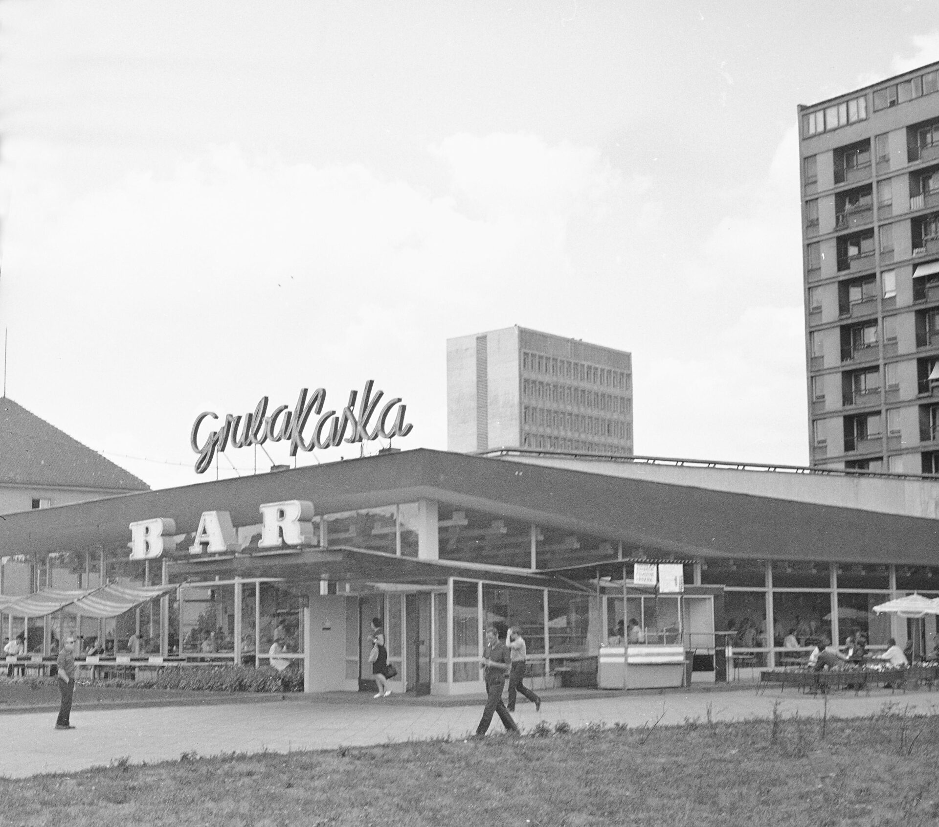 Bar &bdquo;Gruba Kaśka&rdquo; vis-a-vis wodozbioru, od kt&oacute;rego wziął nazwę. Warszawa, sierpień 1969 r.