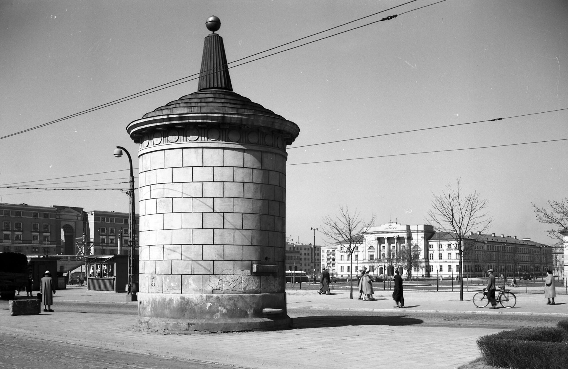 Wodozbi&oacute;r Gruba Kaśka &ndash; w czasach budowy wiślanego ujęcia wody o tej samej nazwie. &Oacute;wczesna al. Świerczewskiego, widok w kierunku Nowotki i Pałacu Mostowskich. Warszawa, ok. 1955-1965 r.