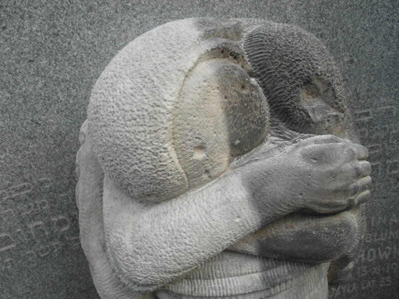 Cmentarz żydowski przy ul. Okopowej. Warszawa, 2025 r. Częściowo oczyszczona rzeźba Abrahama Ostrzegi. Cmentarz żydowski przy ul. Okopowej. Warszawa, 2025 r.