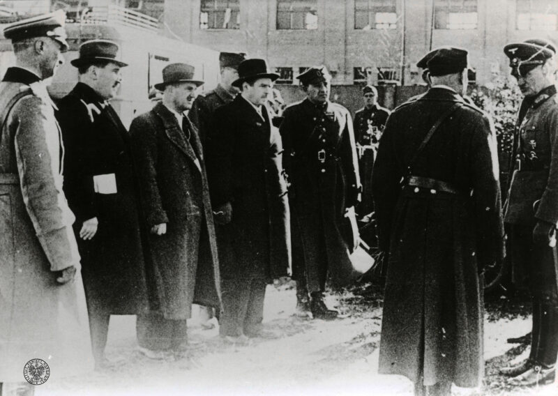 Prezydent schodzi z pomnika