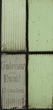 sygnatura Guckeisen und Ewald Glasmalerei Halle a. S. Sygnatura Guckeisen und Ewald Glasmalerei Halle a. S. – witraż ze zbiorów Muzeum Architektury we Wrocławiu