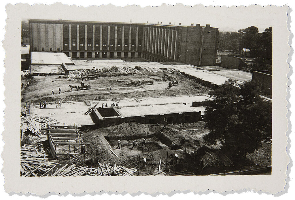 Budowa centralnych skrzydeł Muzeum Narodowego. Warszawa, lipiec 1935 r.
