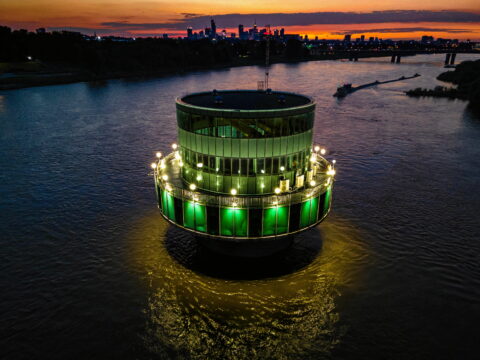 Gruba Kaśka i Chudy Wojtek - z centrum miasta w tle. Warszawa, wrzsesień 2021 r.