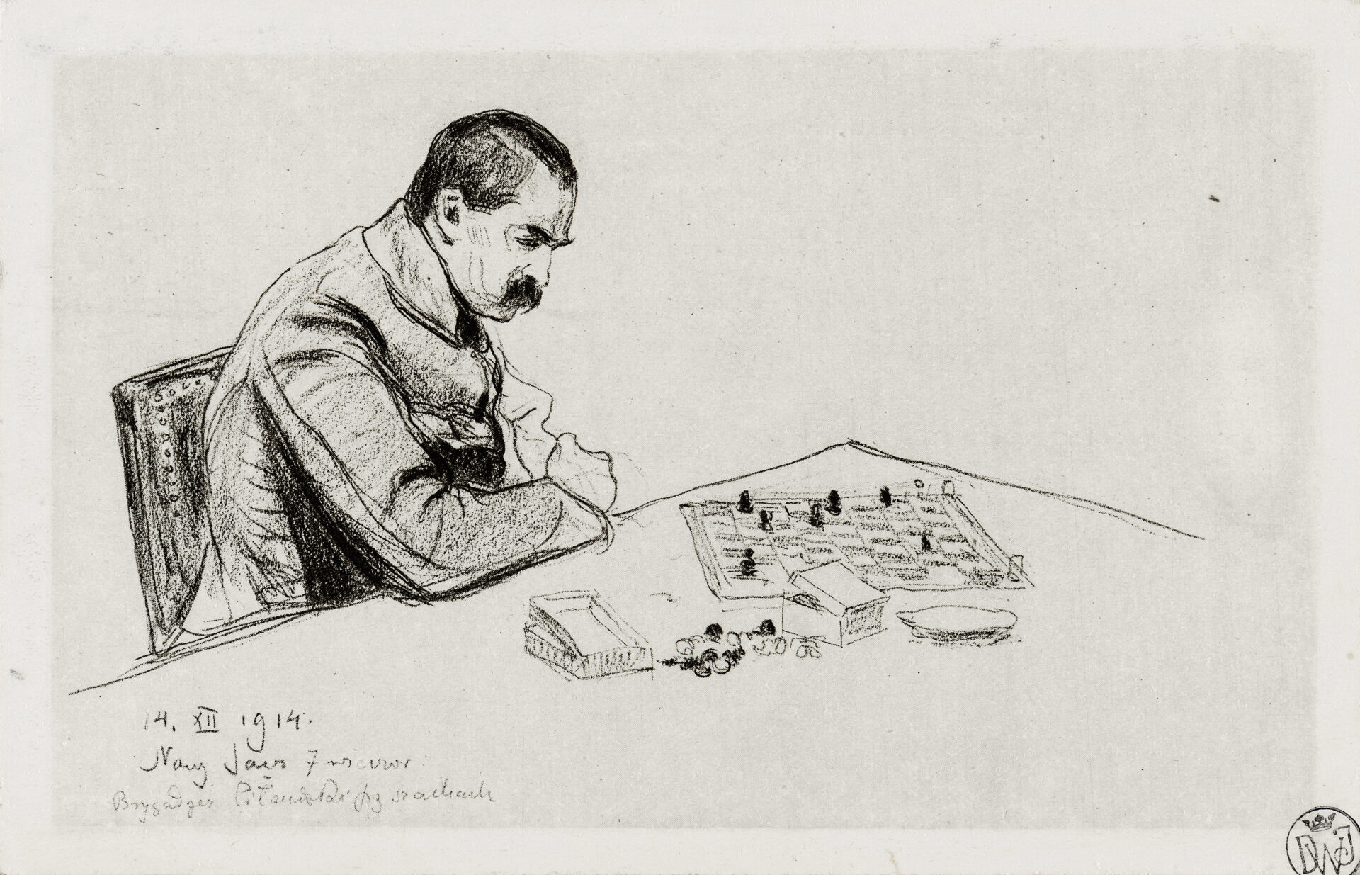 Leopold Gottlieb (autor pierwowzoru, grafik), reprodukcja rysunku &bdquo;Brygadier Piłsudski przy szachach, Nowy Sącz, 14 grudnia 1914, 7 wiecz&oacute;r&rdquo; (teka &bdquo;Legiony Polskie 1914&ndash;1918&rdquo;, cz. I). Pocztowka, papier, karton, druk, 9x14 cm, 1914&ndash;1918 r., Muzeum Narodowe w Warszawie