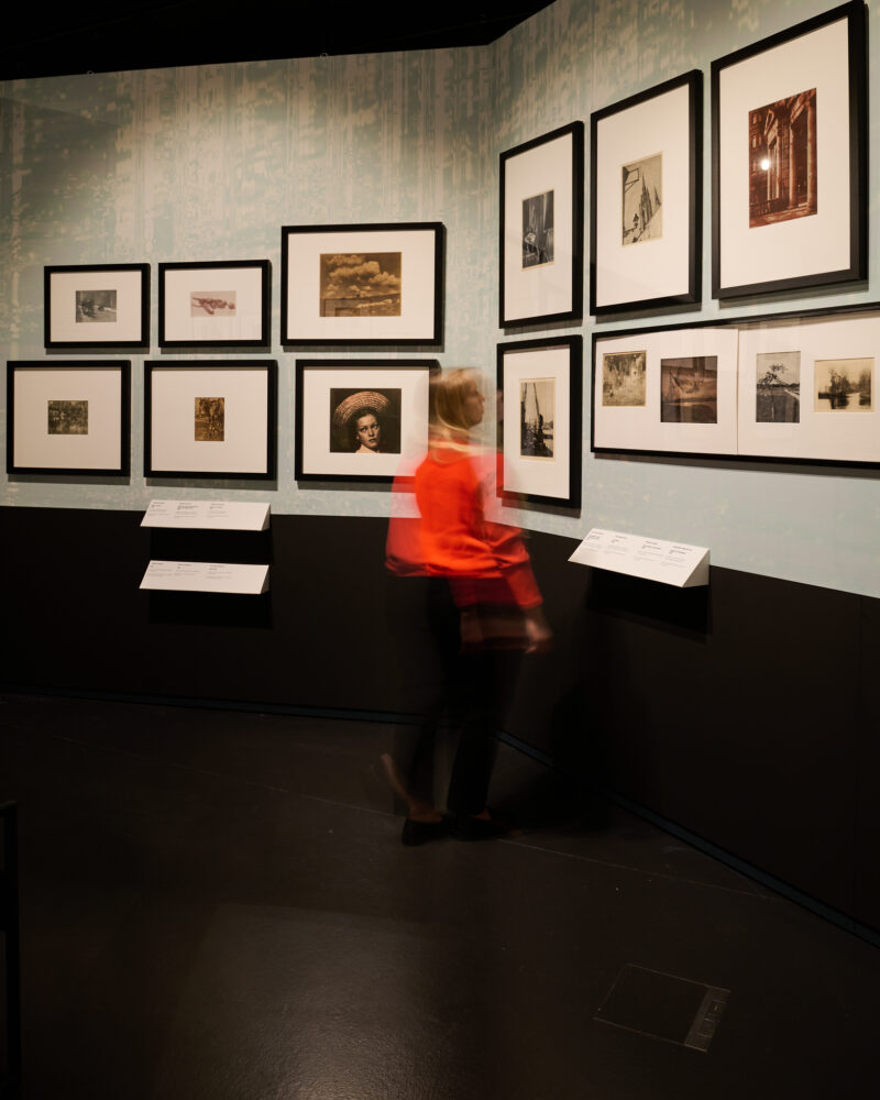 Wystawa &bdquo;Monochrom. Wszystkie kolory tęczy&ldquo; w MuFo