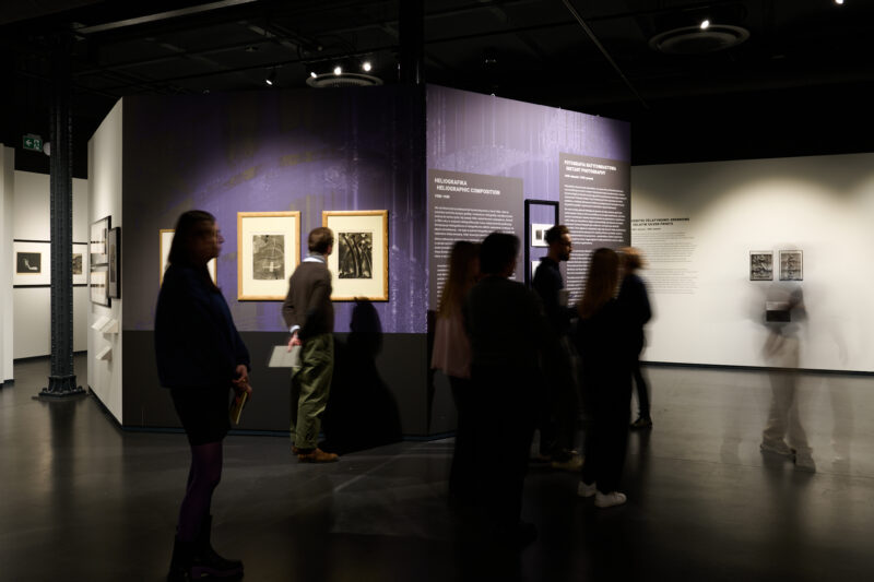 Wystawa &bdquo;Monochrom. Wszystkie kolory tęczy&ldquo; w MuFo