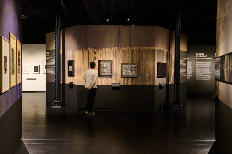 Wystawa &bdquo;Monochrom. Wszystkie kolory tęczy&ldquo; w MuFo Fot. Mateusz Woźniak / MuFo