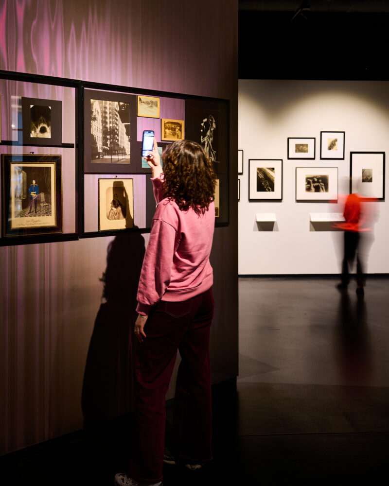 Wystawa &bdquo;Monochrom. Wszystkie kolory tęczy&ldquo; w MuFo