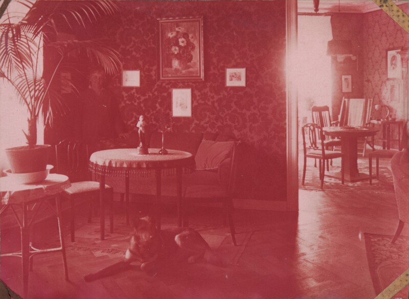 Autor nieznany, wnętrze salonu, lata 20.&ndash;30. XXw., ze zbior&oacute;w MuFo