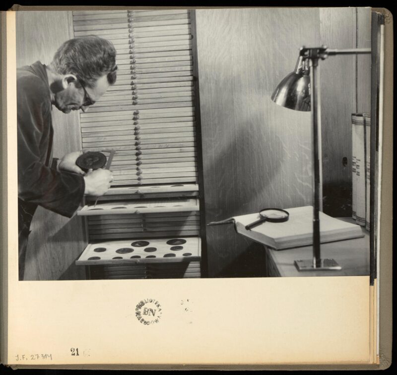 Zakład Narodowy im. Ossolińskich, praca przy zbiorach numizmatycznych, 1947 r.