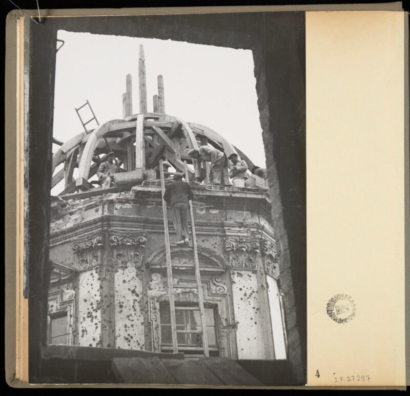 Zakład Narodowy im. Ossolińskich, biblioteka, remont kopuły. Wrocław, 1948 r.