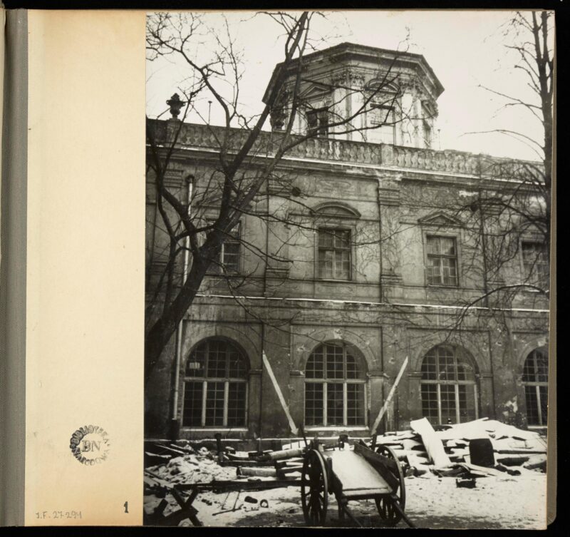 Zakład Narodowy im. Ossolińskich, biblioteka, dziedziniec, 1947 r. Fot. Biblioteka Narodowa Polona