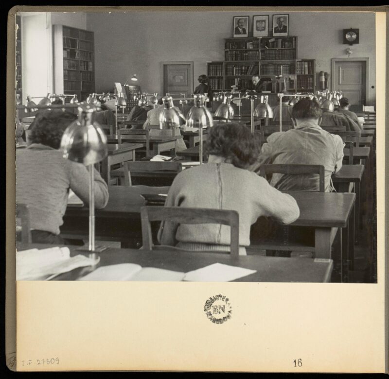 Zakład Narodowy im. Ossolińskich, czytelnia gł&oacute;wna, 1947 r. Fot. Biblioteka narodowa Polona