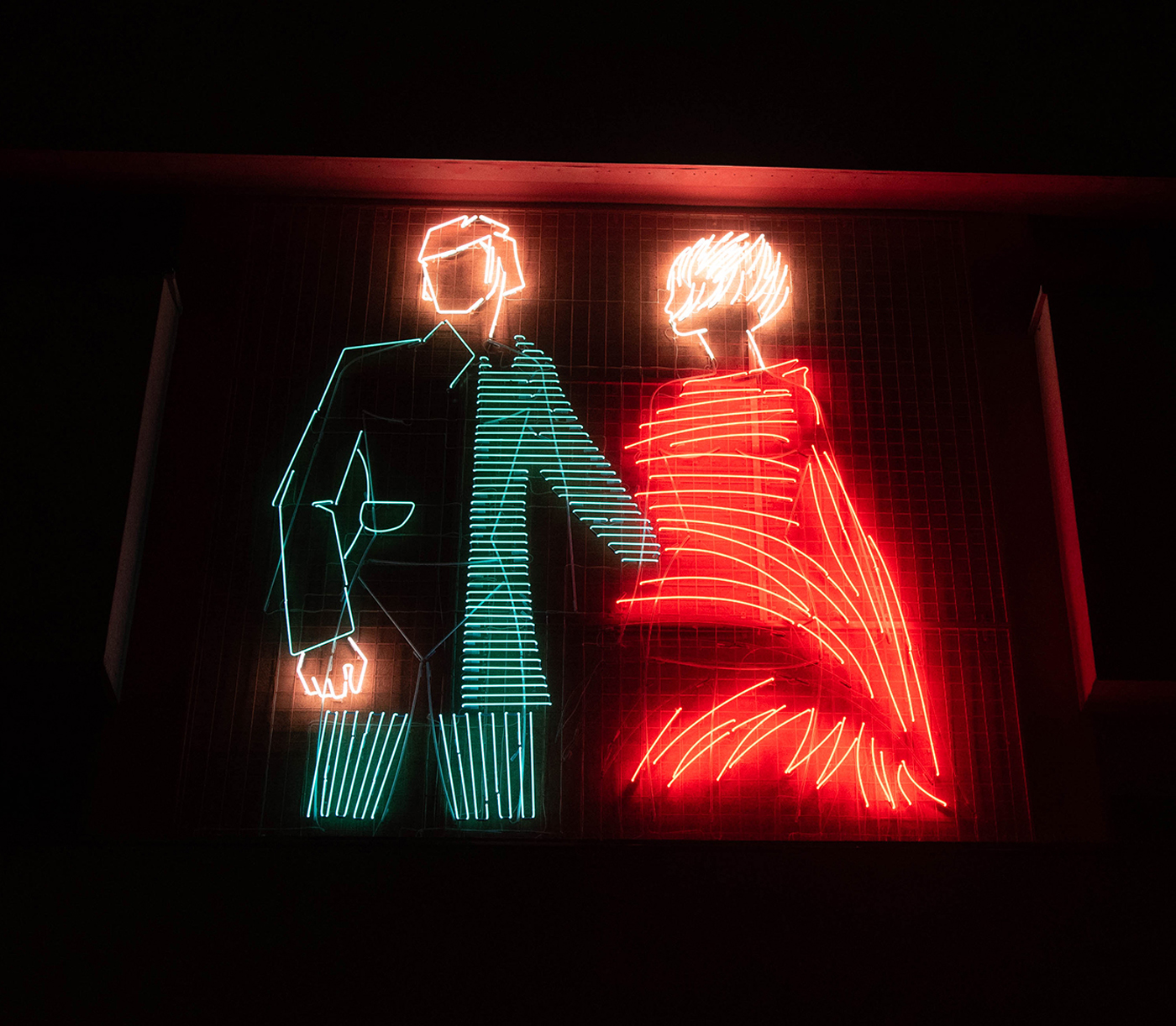 Słynny neon - przedstawiający rozbierajacą i ubierajacą sią parę. Powr&oacute;cil na Dom Handlowy Central na jego 50. rocznicę. Ł&oacute;dź, październik 2022 r.