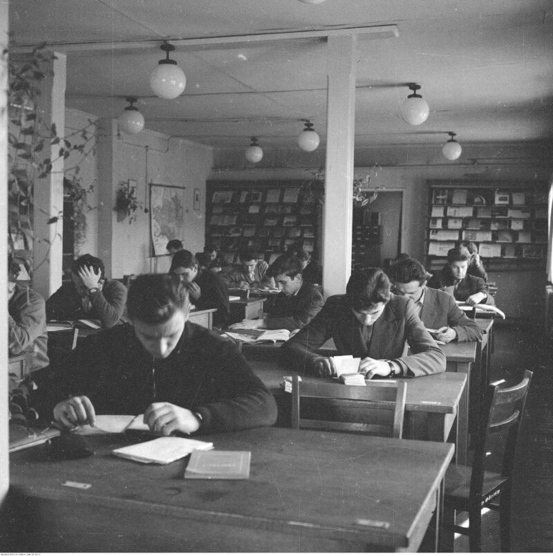 Życie studenckie w osiedlu akademickim Przyjaźń. Studenci podczas nauki w świetlicy. Wraszawa, Jelonki, 1961 r.