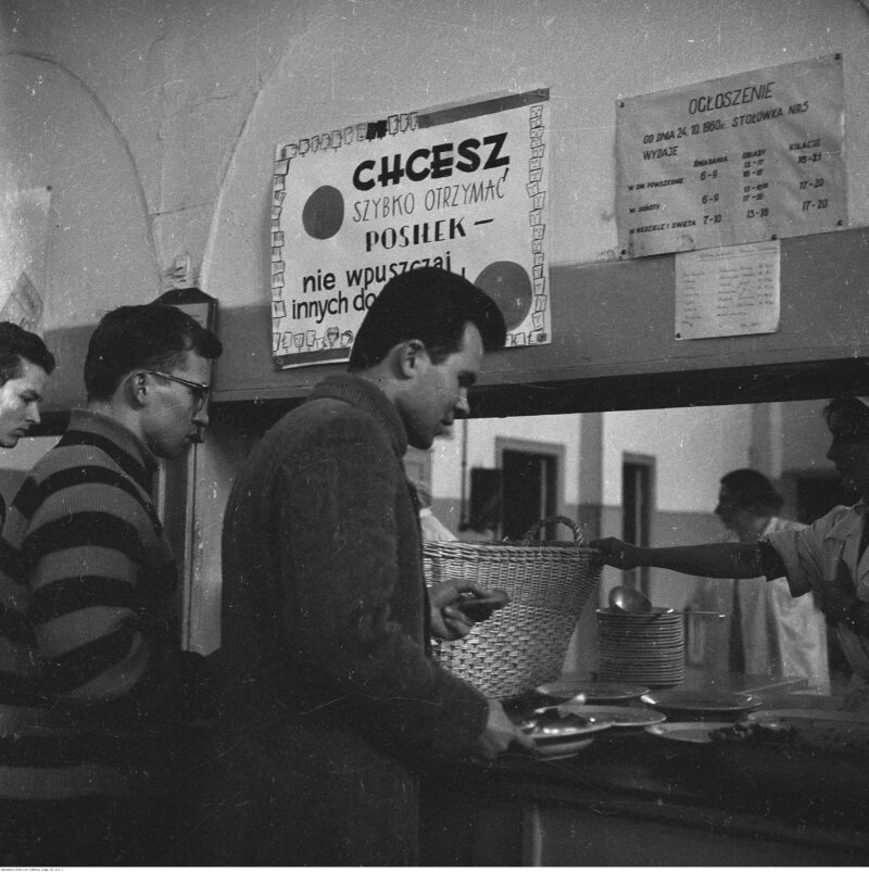 Życie studenckie w osiedlu akademickim Przyjaźń. Stoł&oacute;wka. Wraszawa, Jelonki, 1961 r.