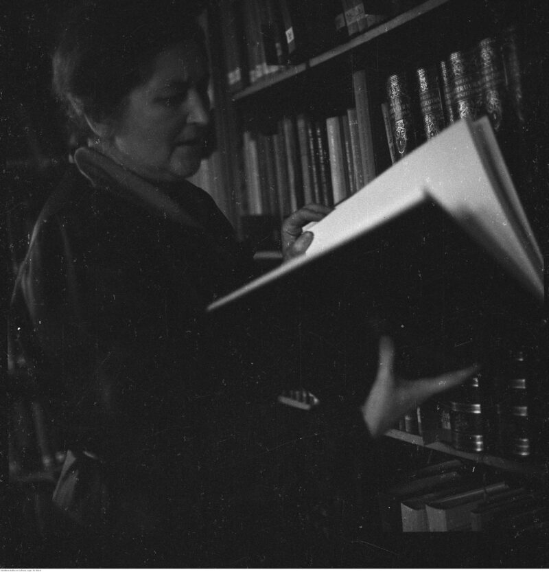 Życie studenckie w osiedlu akademickim Przyjaźń. Janina Samucewicz - kierowniczka biblioteki. Wraszawa, Jelonki, 1961 r.
