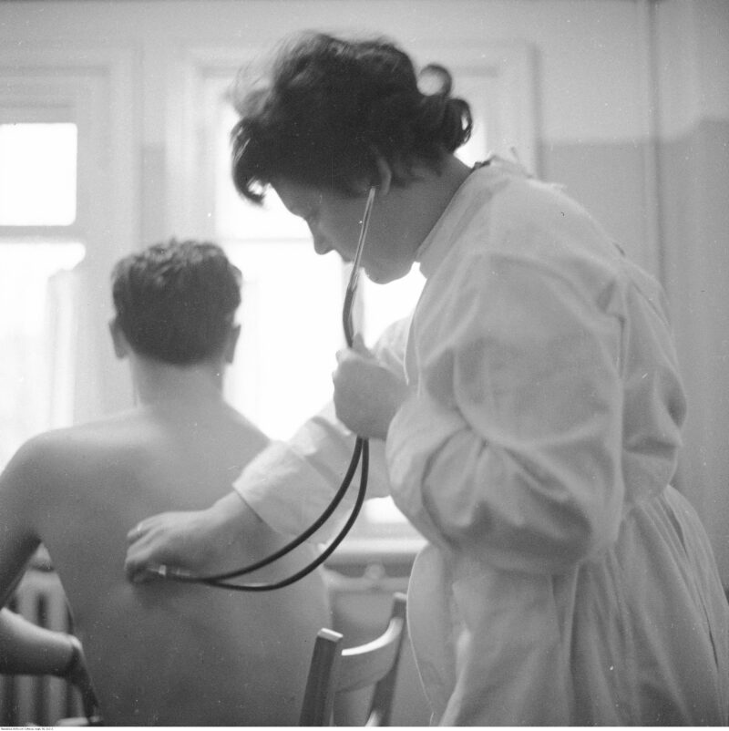 Życie studenckie w osiedlu akademickim Przyjaźń. Opieka lekarska i stomatologiczna. Wraszawa, Jelonki, 1961 r.