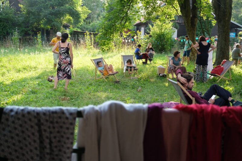 Osiedle Przyjaźń. Urodzinowy spacer z okazji 69 roczncy urodzin osiedla. Warszawa, Jelonki, 2021 r.