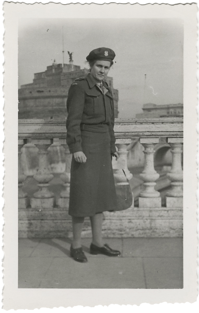 Karolina Lanckorońska w mundurze oficerskim II Korpusu Polskich Sił Zbrojnych na Zachodzie. Rzym, 1945 r.
