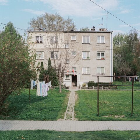 Blok na osiedlu pracowniczym byłego PGR w Nowej Wsi Niemczańskiej, 2022 r.