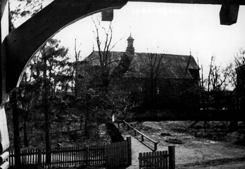 Lamus, podcienia, widok na kości&oacute;ł. Kalin&oacute;wka Kościelna, 1956 r.