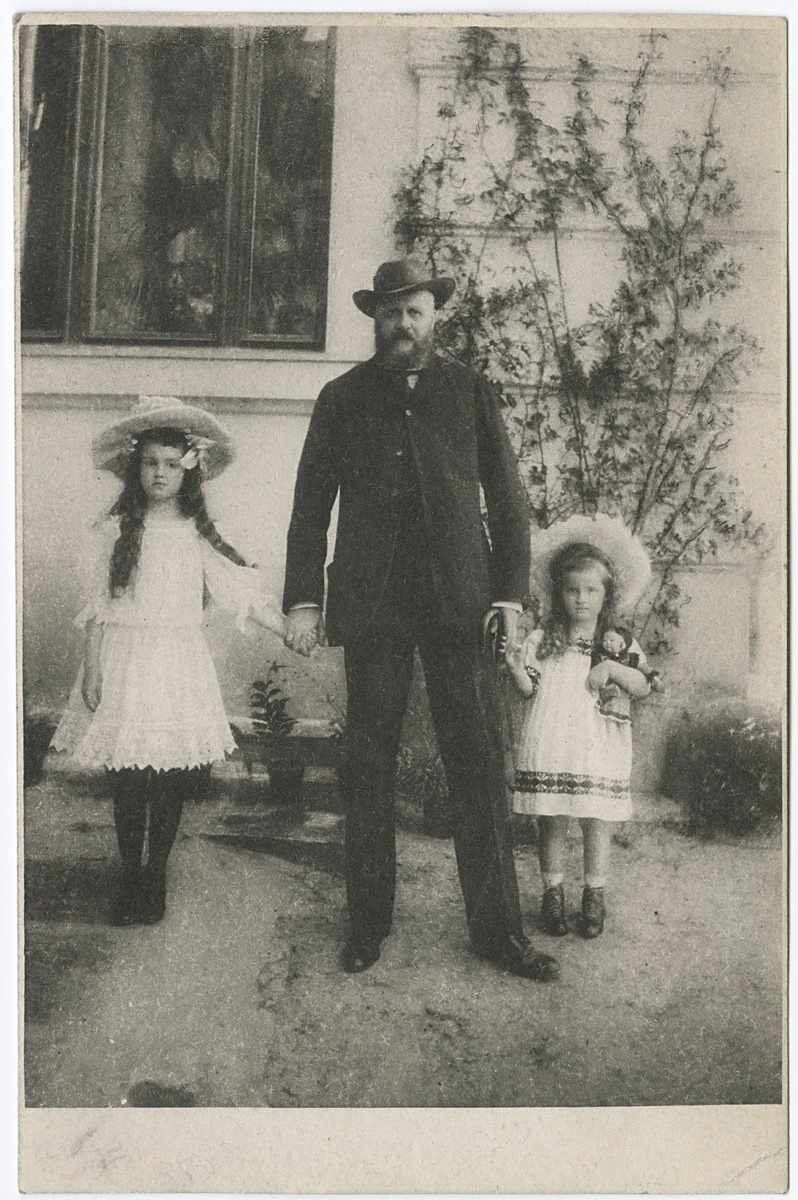 Karol Lanckoroński z c&oacute;rkami Karoliną (z lewej) i Adelajdą. Rozd&oacute;ł, ok 1907 r.