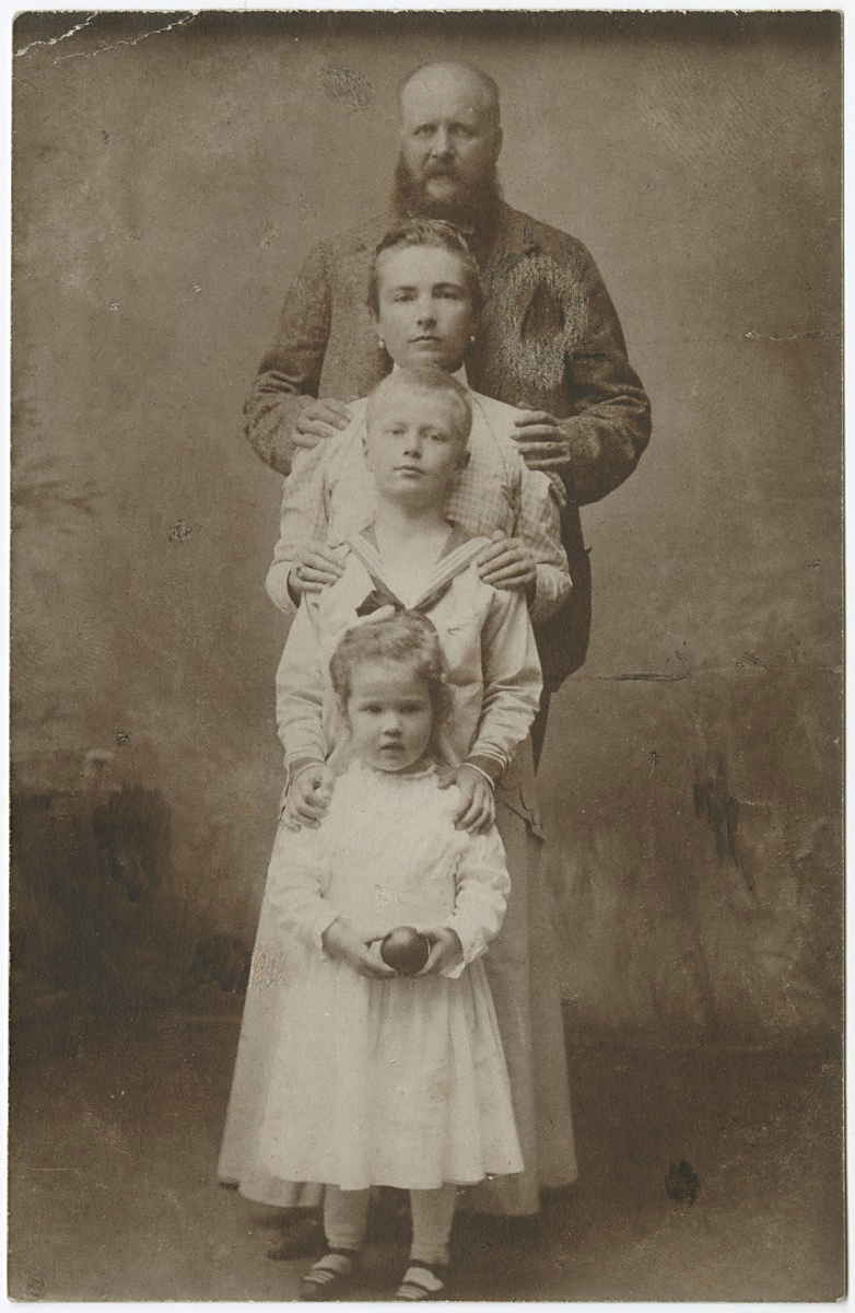 Portret rodziny Lanckorońskich ― Karol Lanckoroński z żoną Małgorzatą z Lichnowskych Lanckorońską, synem Antonim i c&oacute;rką Karoliną, Wiedeń1900 r.