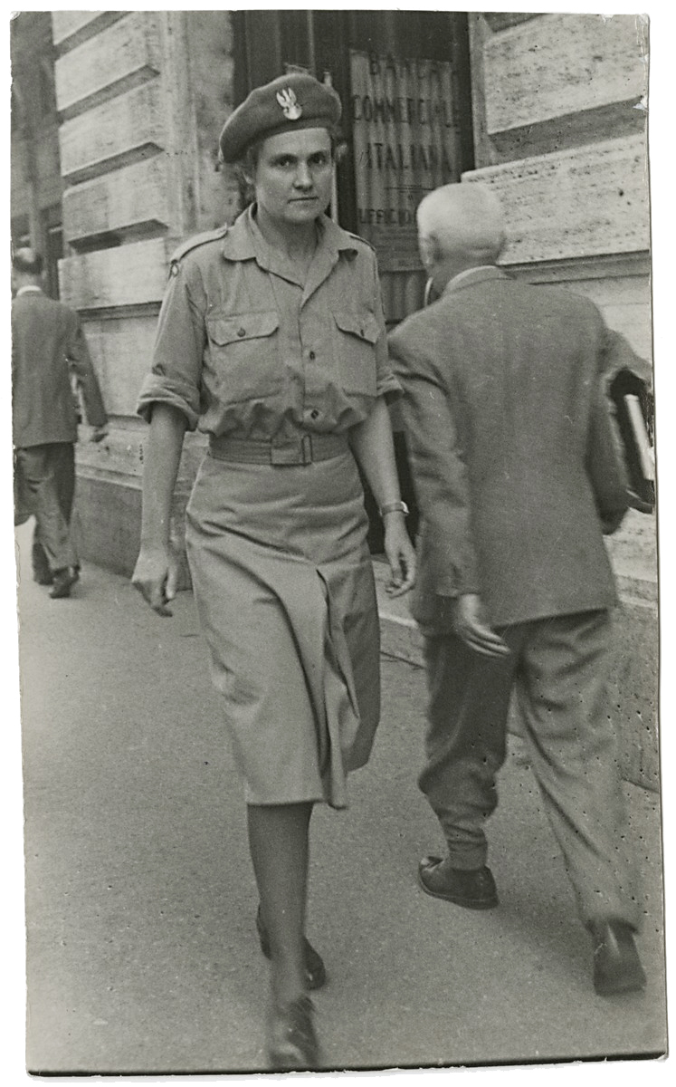 Karolina Lanckorońska w mundurze oficerskim II Korpusu Polskich Sił Zbrojnych na Zachodzie. Rzym, 1945 r.