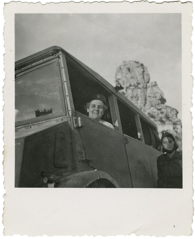 Karolina Lanckorońska w wojskowej ciężar&oacute;wce, Rzym, 1945 r.