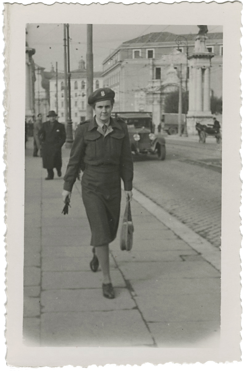 Karolina Lanckorońska w mundurze oficerskim II Korpusu Polskich Sił Zbrojnych na Zachodzie. Rzym, 1945 r.