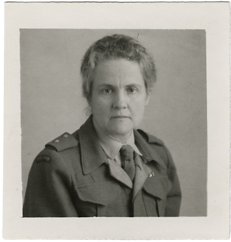 Karolina Lanckorońska w mundurze oficerskim II Korpusu Polskich Sił Zbrojnych na Zachodzie. Rzym, 1945 r.