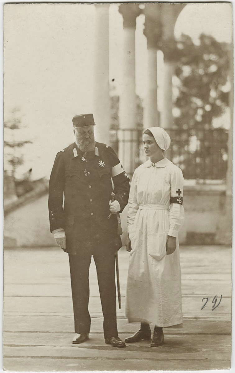 Karolina i Karol Lanckorońscy w Faniteum, ufundowanym ku pamięci drugiej żony Franciszki Attems-Gilleis (1861-1893), kt&oacute;ry w trakcie I wojny światowej został przekształcony w ośrodek dla rekonwalescent&oacute;w. Wiedeń, 1916 r.