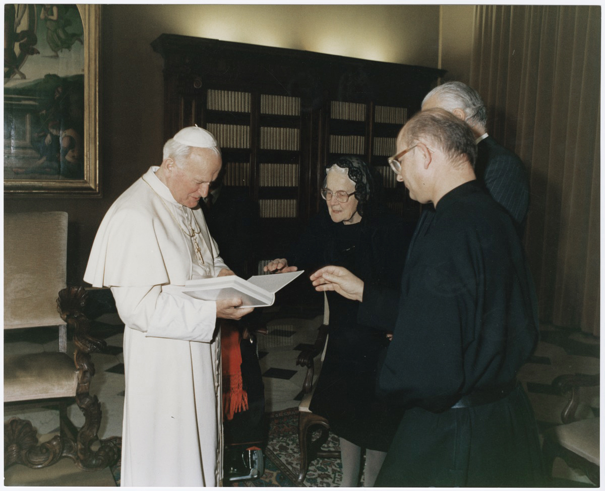 Karolina Lanckorońska z papieżem Janem Pawłem II. Watykan, styczeń 1989 r.