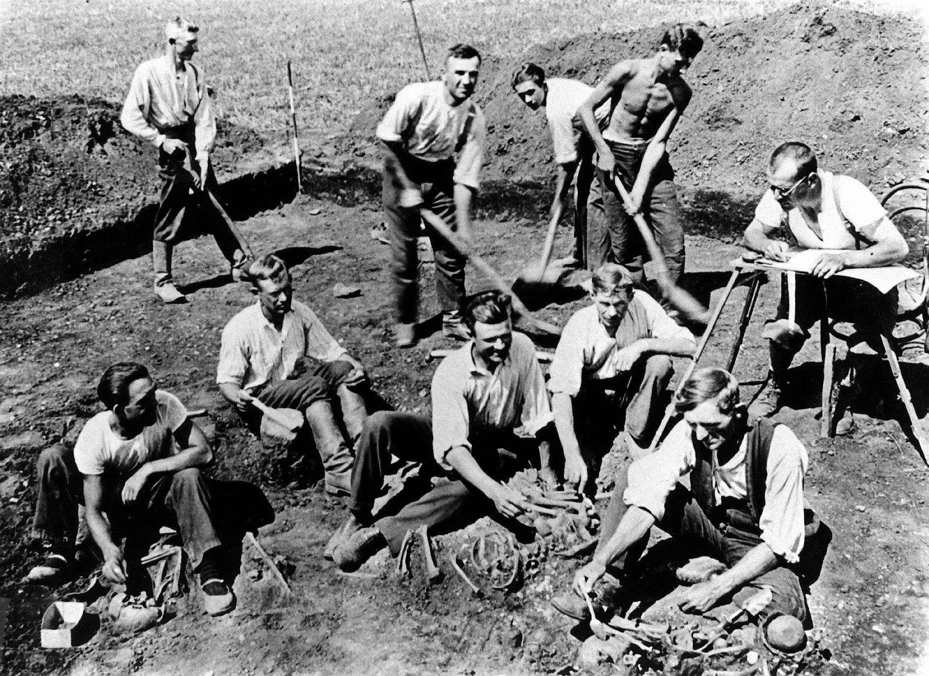 Konrad Jażdżewski podczas badań archeoplogicznych (siedzi przy stoliku)