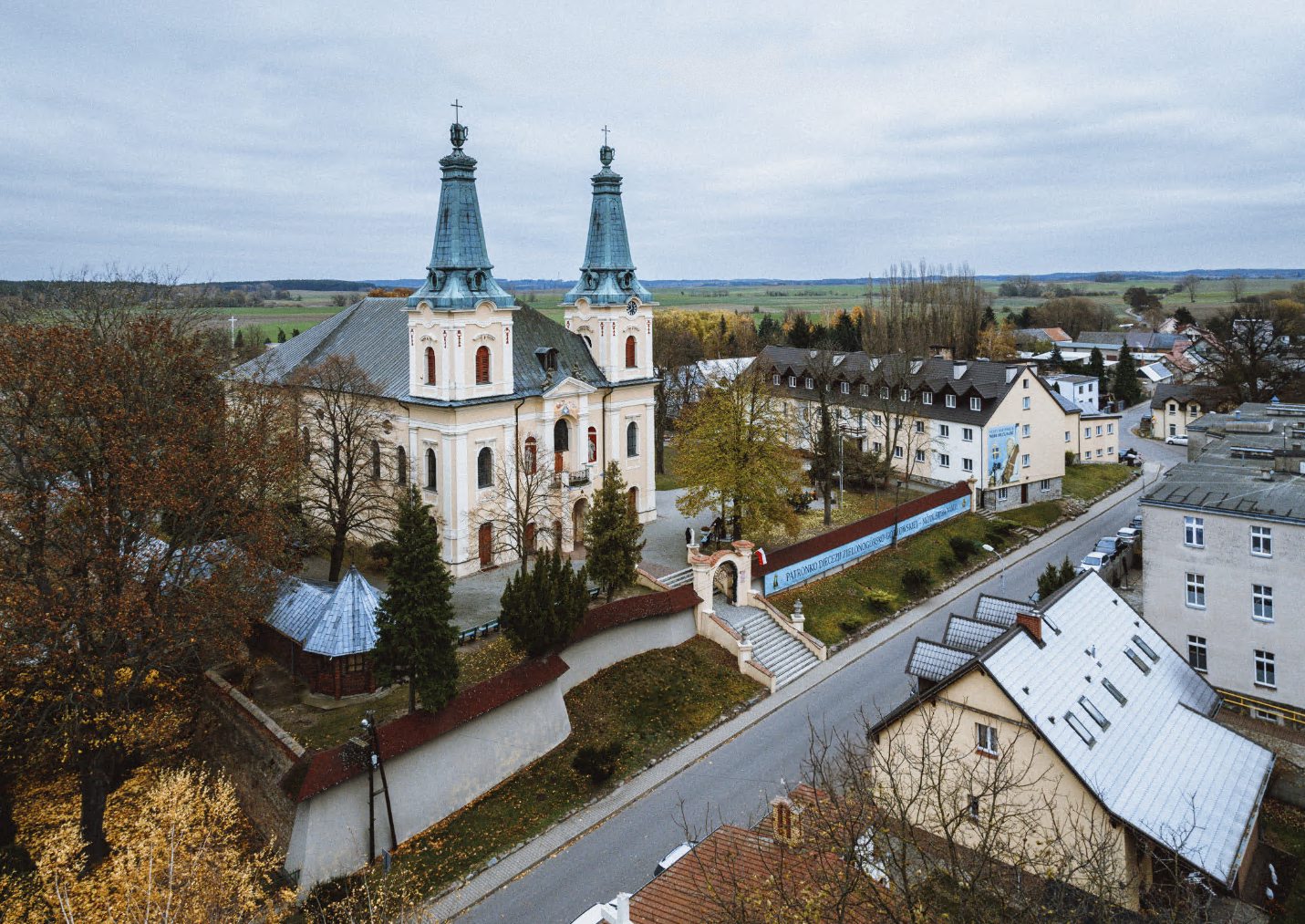 Sanktuarium Matki Bożej Rokitniańskiej, widok od strony południowo-zachodniej. Rokitno, 2024 r.