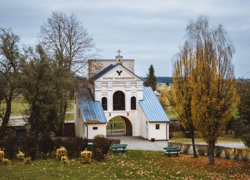 Sanktuarium Matki Bożej Rokitniańskiej, brama kościelna od strony p&oacute;łnocnej. Rokitno, 2024 r.