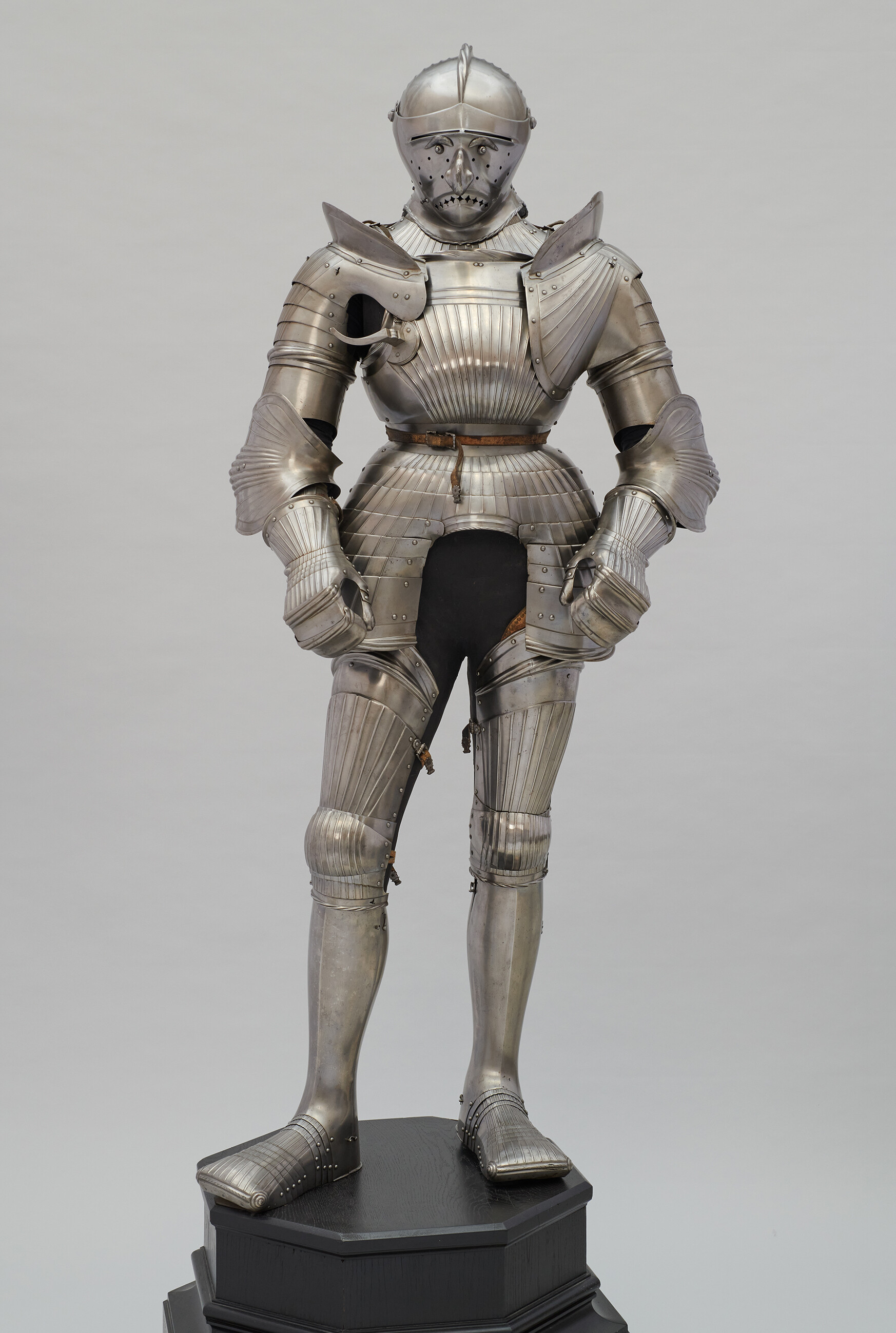 Zbroja kanelowana, ok. 1525&ndash;1530 r., żelazo kute, tłoczone (kanelowanie), częściowo grawerowane, częściowo perforowane (przyłbica). Nity, klamry, paski: żelazo. Haczyki do zbroi: żelazo kute. Sk&oacute;ra. Wys. 180 cm, szer. 80 cm, gł. 43 cm, KHM-Museumsverband