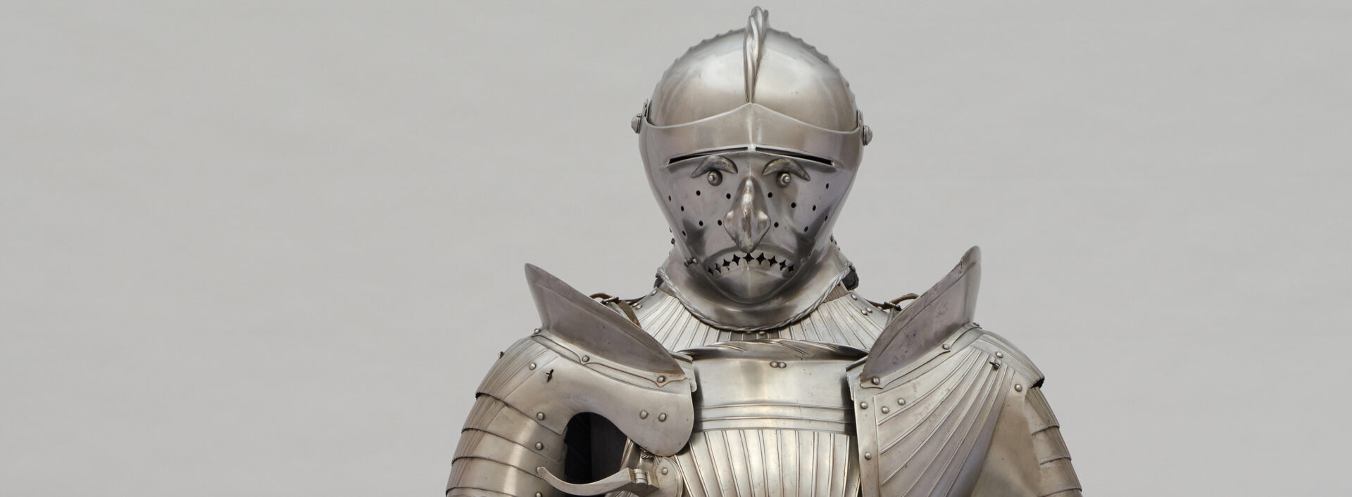 Zbroja kanelowana, ok. 1525&ndash;1530 r., żelazo kute, tłoczone (kanelowanie), częściowo grawerowane, częściowo perforowane (przyłbica). Nity, klamry, paski: żelazo. Haczyki do zbroi: żelazo kute. Sk&oacute;ra. Wys. 180 cm, szer. 80 cm, gł. 43 cm, KHM-Museumsverband