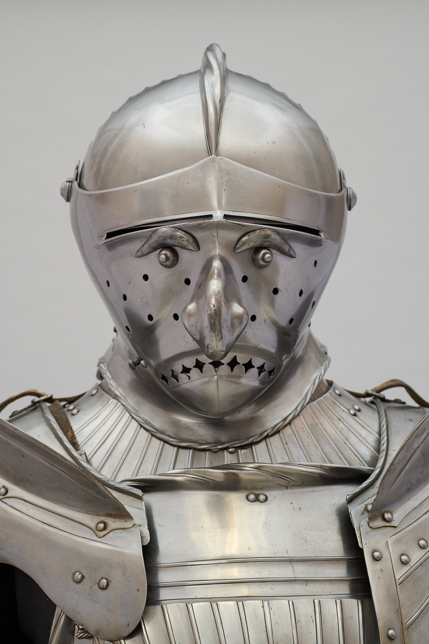 Zbroja kanelowana, ok. 1525&ndash;1530 r., żelazo kute, tłoczone (kanelowanie), częściowo grawerowane, częściowo perforowane (przyłbica). Nity, klamry, paski: żelazo. Haczyki do zbroi: żelazo kute. Sk&oacute;ra. Wys. 180 cm, szer. 80 cm, gł. 43 cm, KHM-Museumsverband