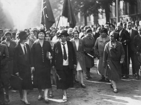 Wiec Centrolewu w Dolinie Szwajcarskiej. Na czele dr. Justyna Budzinska-Tylicka (w krawacie i białej koszuli). Warszawa, 14 kwietnia 1930 r.