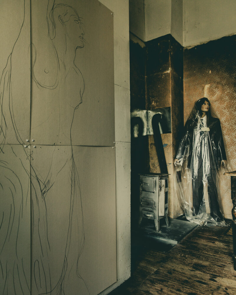 Manekin w garniturze maturalnym Mirosława Bałki, we wnętrzu pracowni. Otwock, 2026 r.