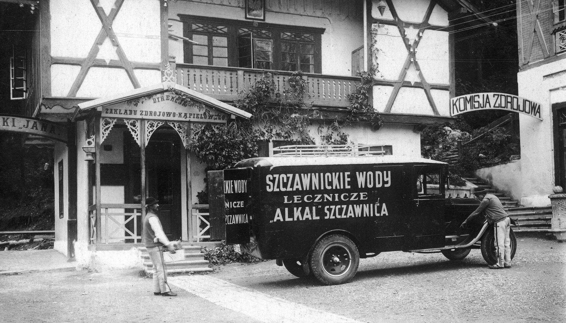 Zakład Zdrojowo-Kąpielowy im. Adama hr. Stadnickiego. Firmowe auto przed budynkiem dyrekcji. Szczawnica, lata 20. XX w.