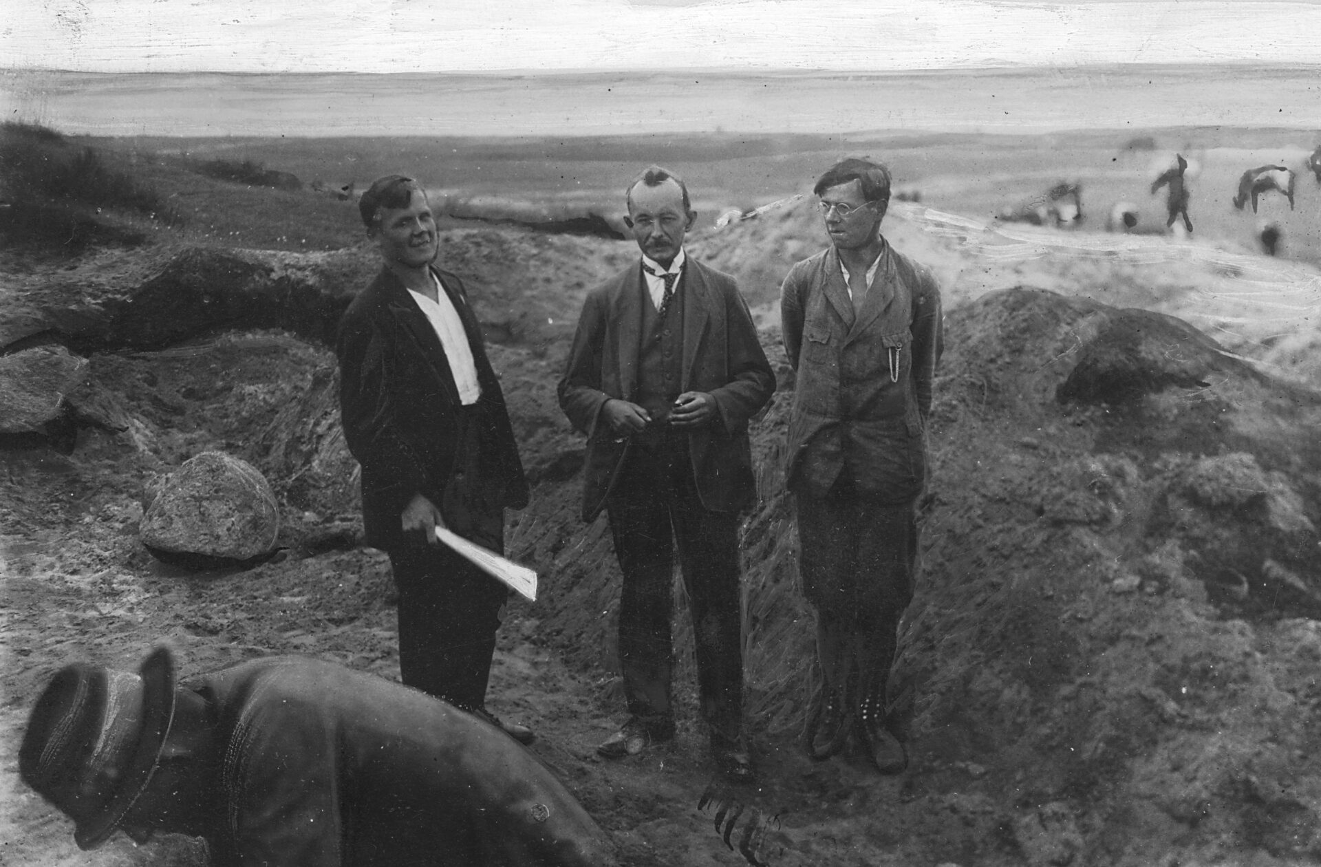 Sudent Uniwersytetu Poznańskiego Konrad Jażdżewski (z prawej) w towarzystwie prof. J&oacute;zefa Kostrzewskiego (w środku) podczas obozy ekspedycji archeologicznej