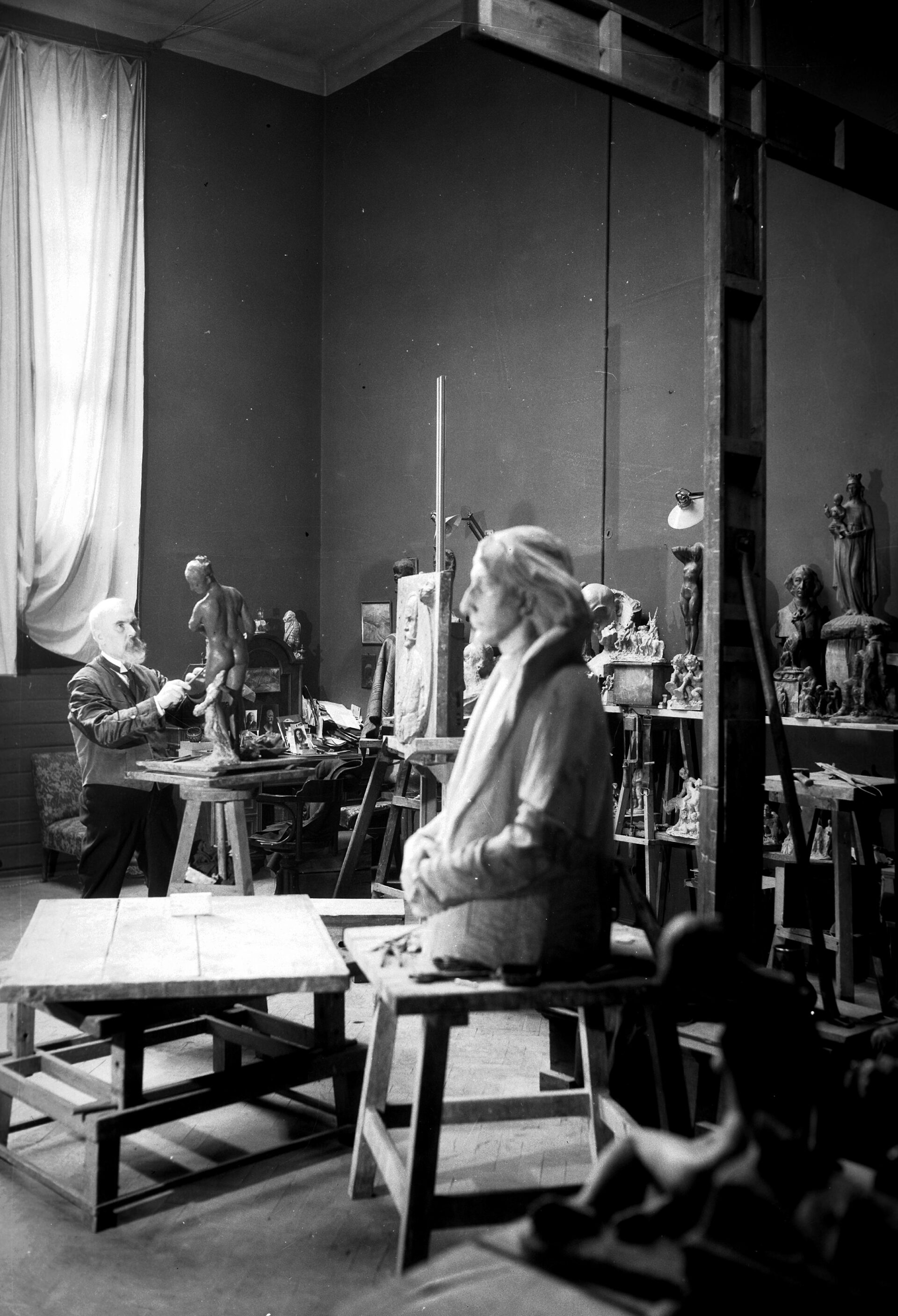 Konstanty Laszczka w pracowni. Akademia Sztuk Pięknych w Krakowie, grudzień 1933 r.