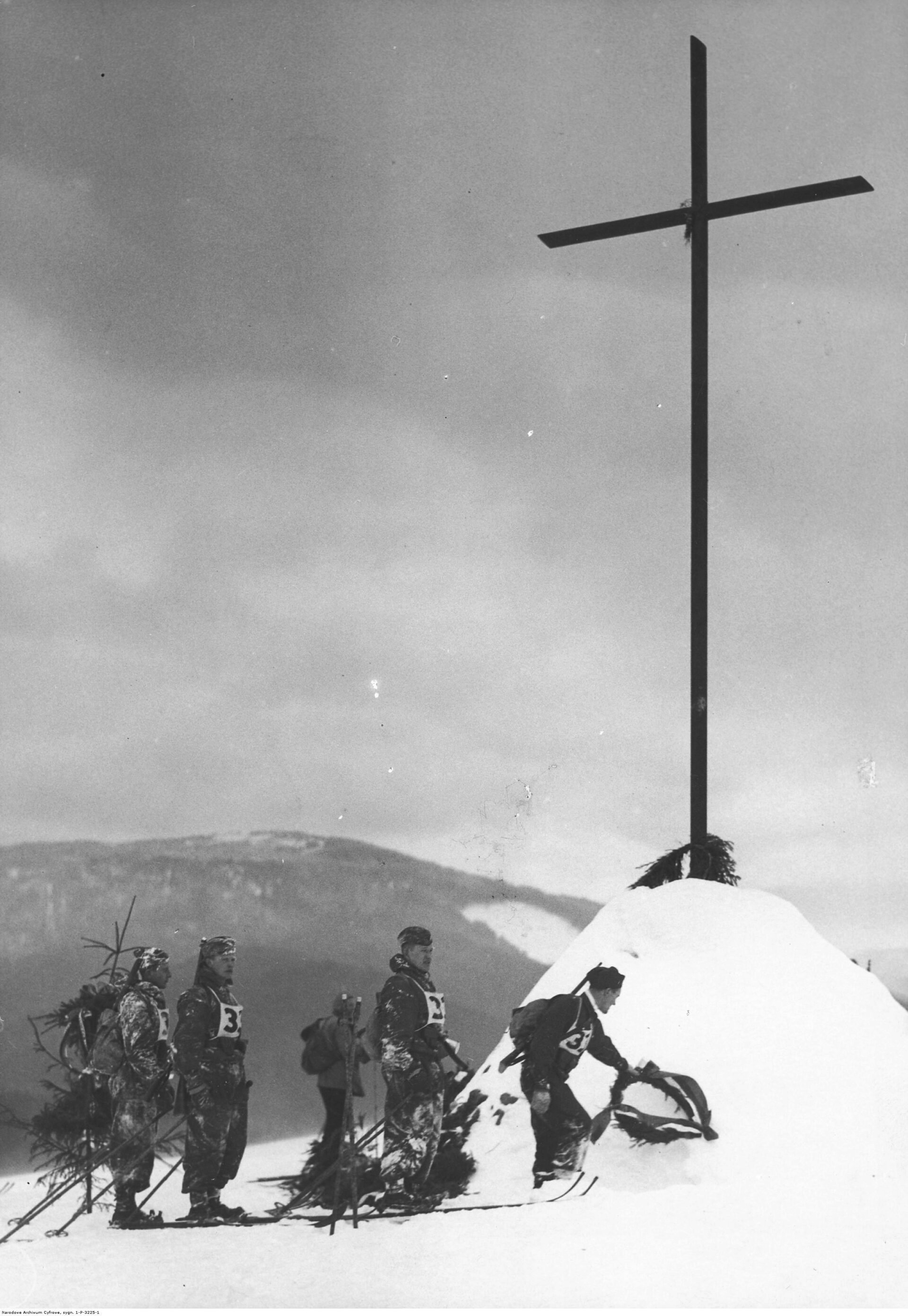 Patrol brygady kawalerii z Suwałk składa wieniec u st&oacute;p Krzyża Legion&oacute;w na Przełęczy Rogodze (Przełęczy Pantryjskiej). Marsz szlakiem huculskim II Brygady Legion&oacute;w, luty 1934 r.